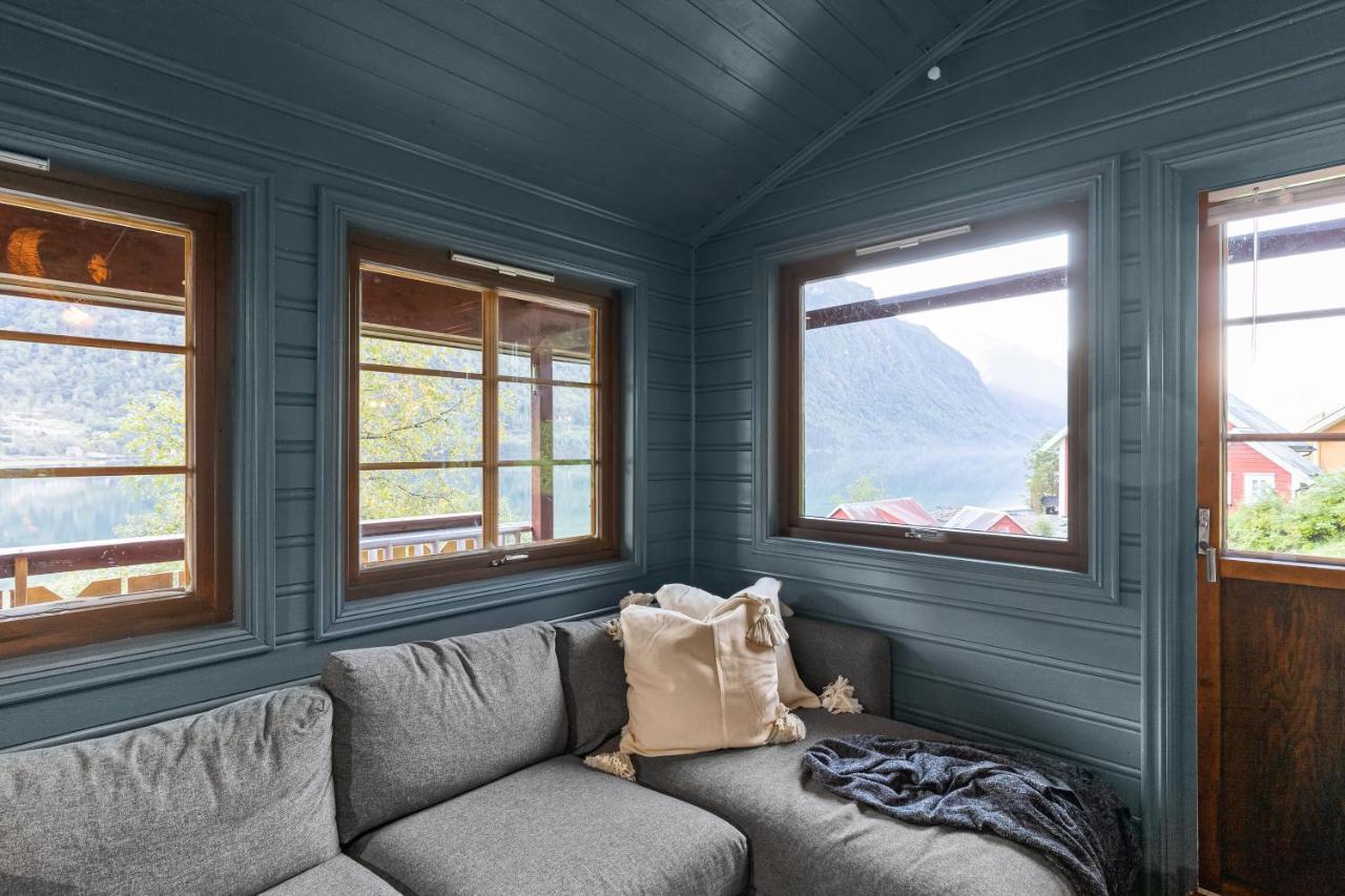 Cabin Alongside The Beautiful Fjaerlandsfjord Exteriör bild