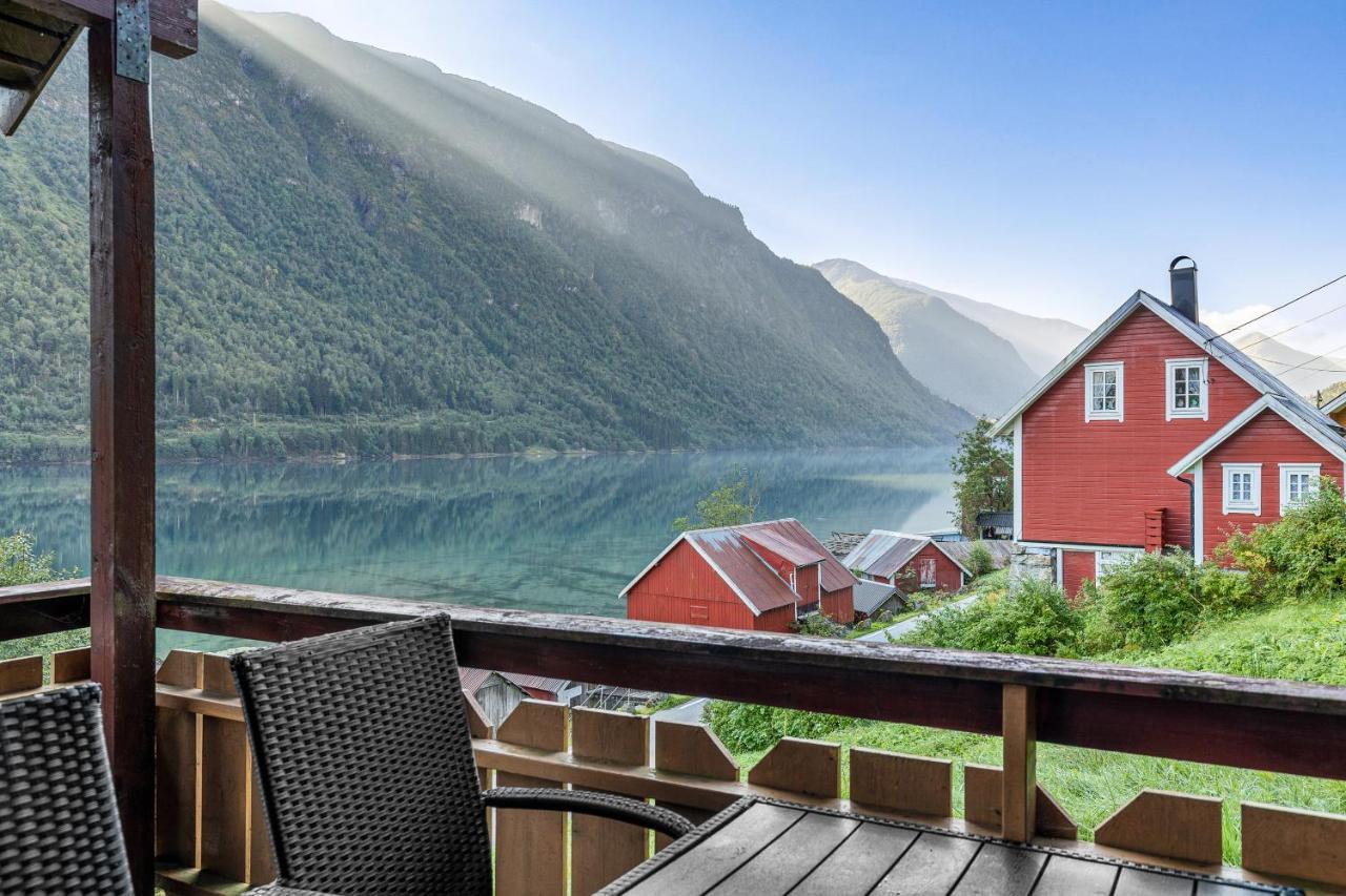 Cabin Alongside The Beautiful Fjaerlandsfjord Exteriör bild