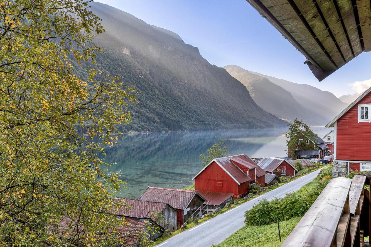 Cabin Alongside The Beautiful Fjaerlandsfjord Exteriör bild
