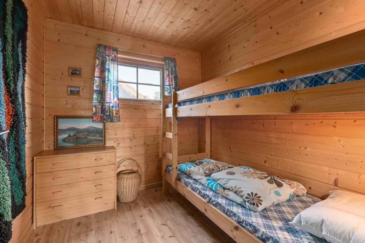 Cabin Alongside The Beautiful Fjaerlandsfjord Exteriör bild