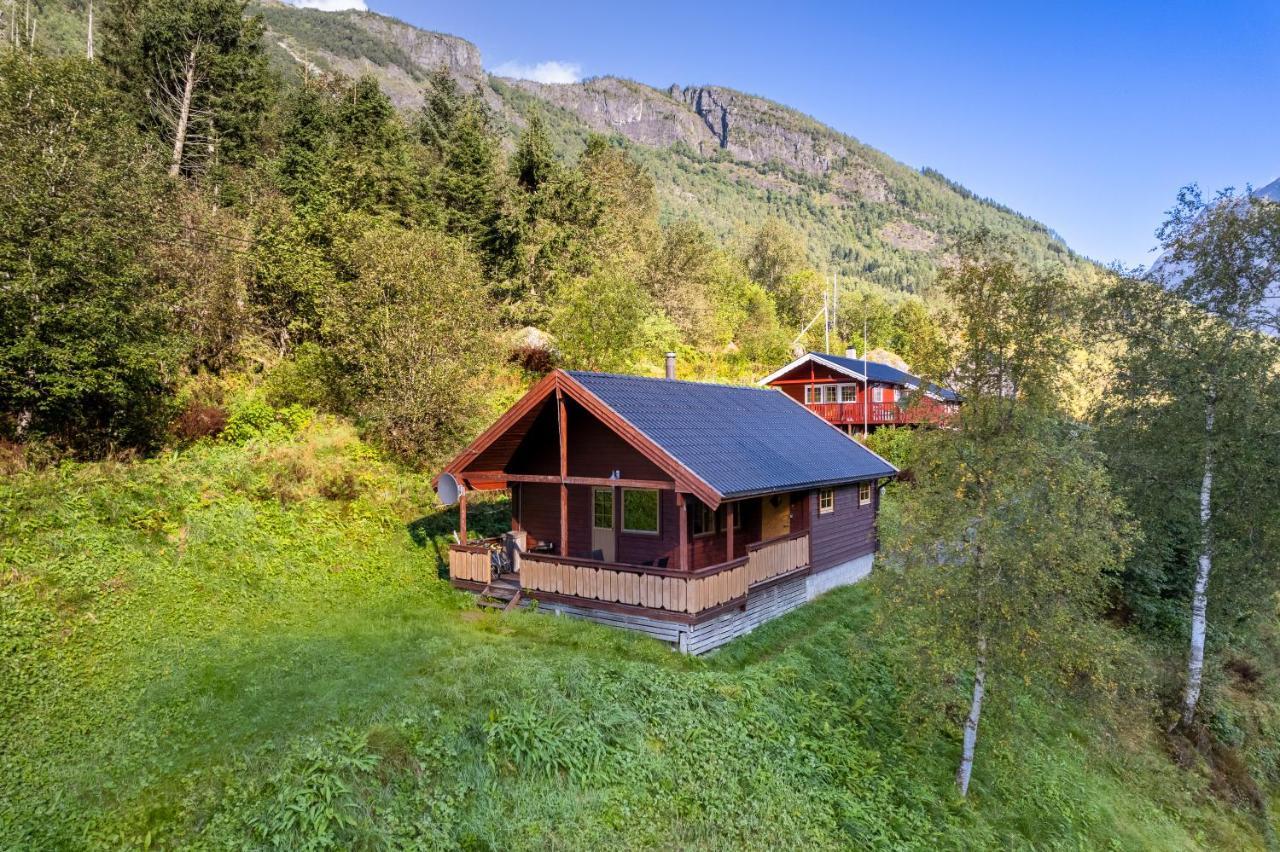 Cabin Alongside The Beautiful Fjaerlandsfjord Exteriör bild