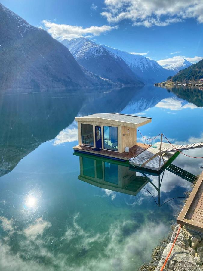 Cabin Alongside The Beautiful Fjaerlandsfjord Exteriör bild