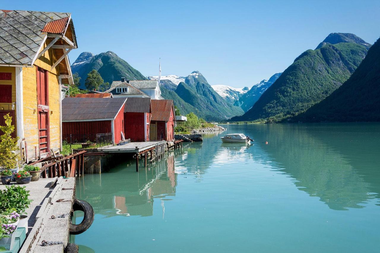 Cabin Alongside The Beautiful Fjaerlandsfjord Exteriör bild