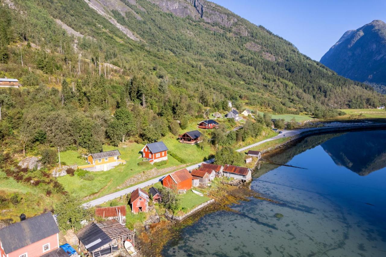 Cabin Alongside The Beautiful Fjaerlandsfjord Exteriör bild
